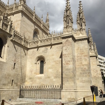 Restauración de cresterías y pináculos de la Capilla Real de Granada. Intervención en jardines exteriores.
